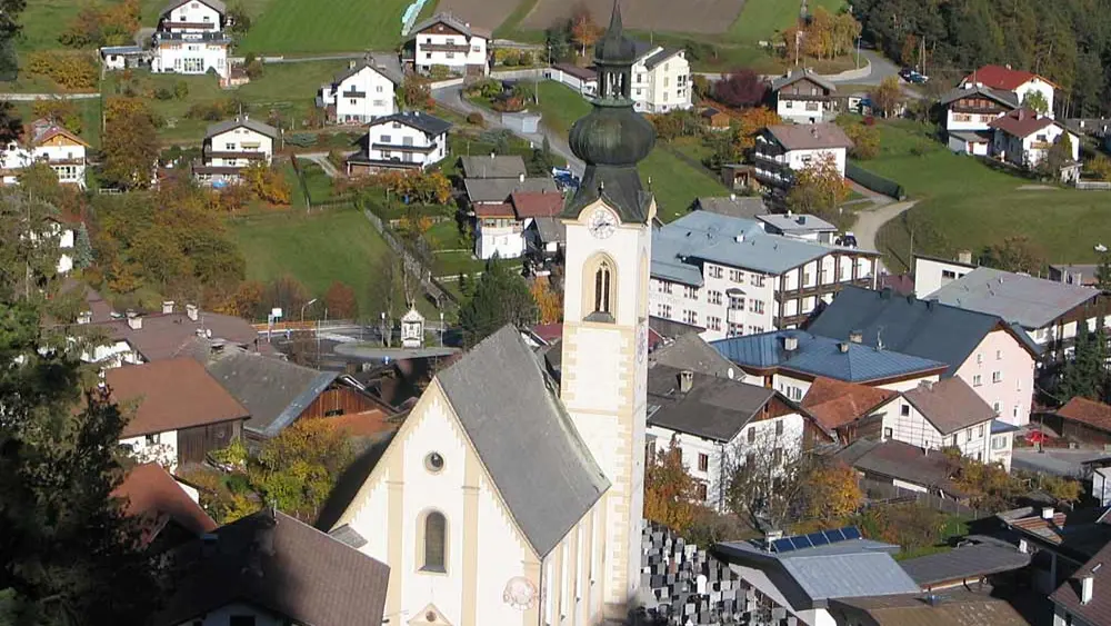 Luftaufnahme der Pfarrkirche Arzl im Pitztal