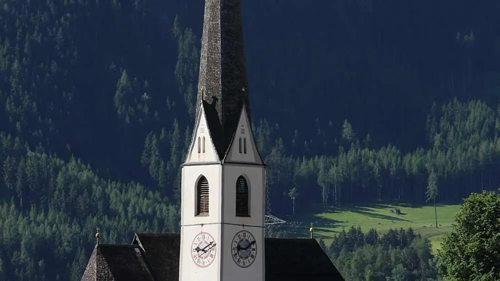 Blick auf die St. Johannes Evangelist in Wenns im Pitztal