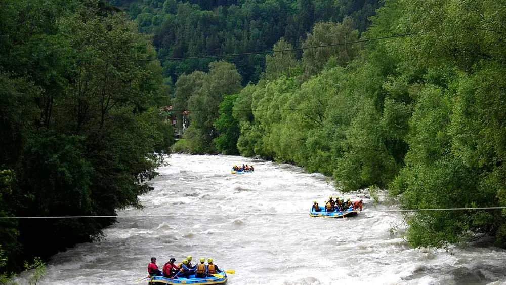 Blick auf mehrere Raftingboote auf der Ötztaler Ache
