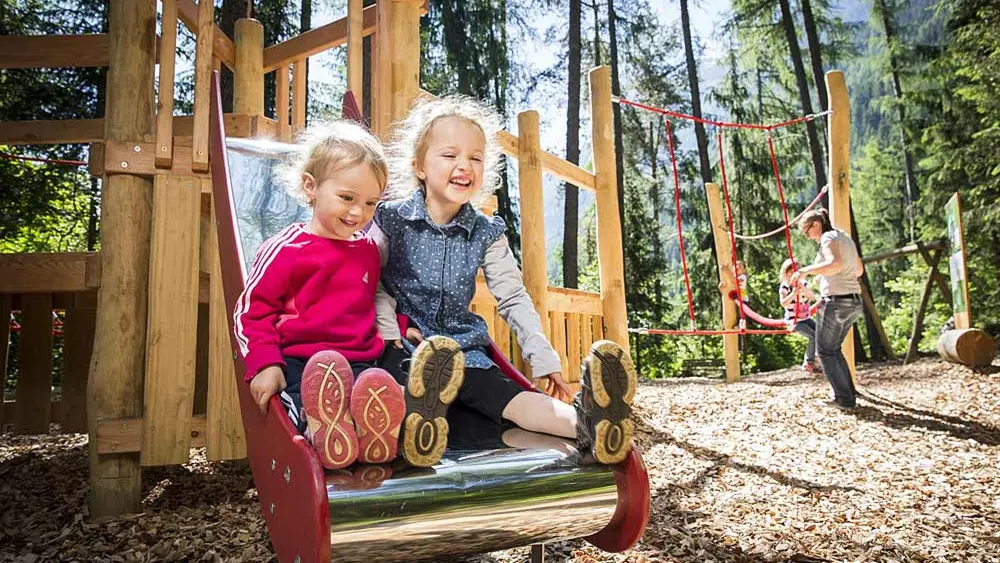 Kinder auf dem Spielplatz am Zauberwald Sautens