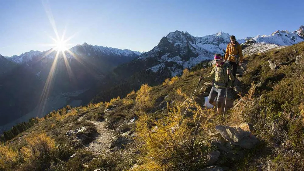 Zwei Wanderer bei einer alpinen Bergwanderung