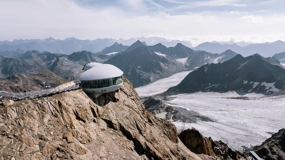 Auf dem Hinteren Brunnkogel thront das Cafe 3440 über dem Pitztaler Gletscher.
