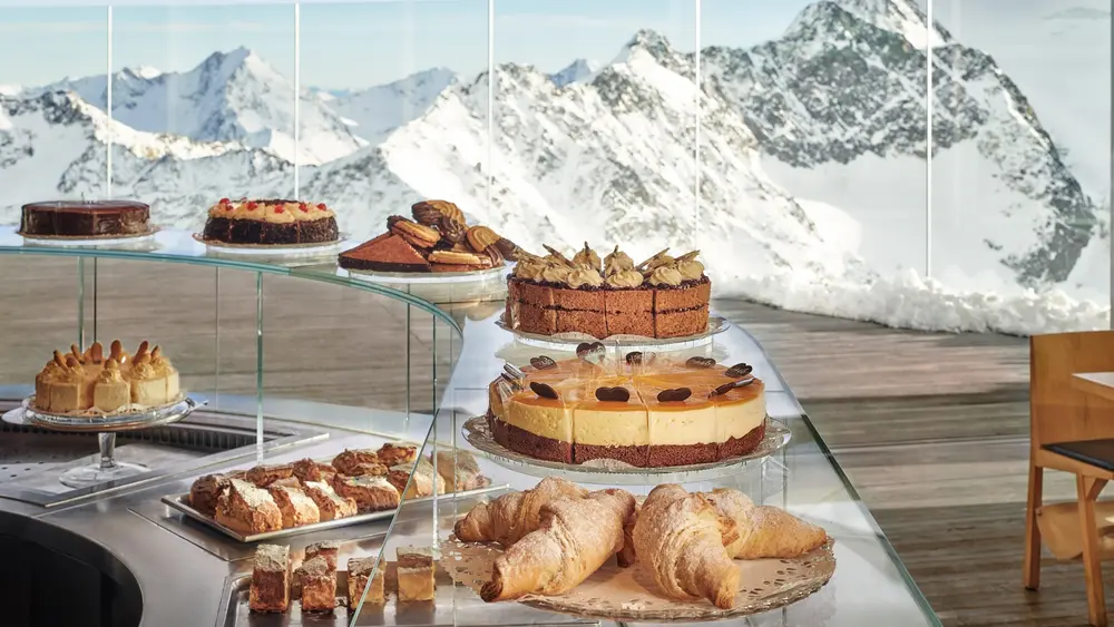 Kuchenauswahl im höchsten Café Österreichs
