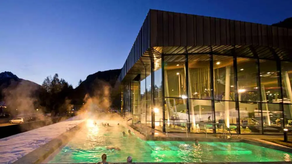 Der Salzwasser-Außenpool der Aquarena Dolaondes in Canazei