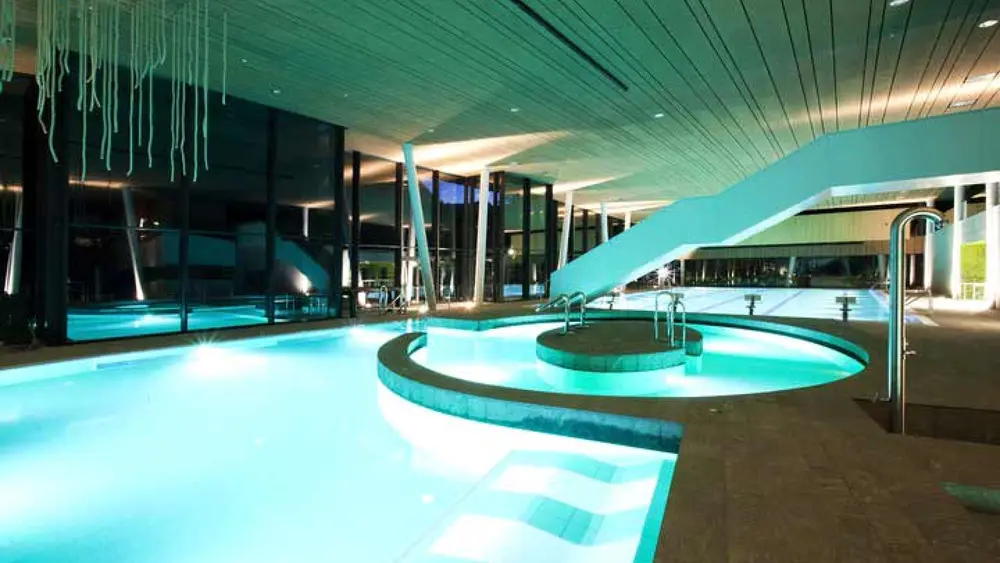 Blick auf das Spaßbecken in der Aquarena Dolaondes in Canazei