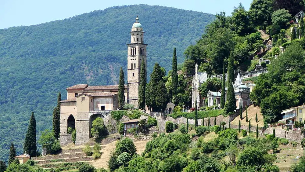 Blick auf den Monumentalfriedhof und Santa Maria del Sasso
