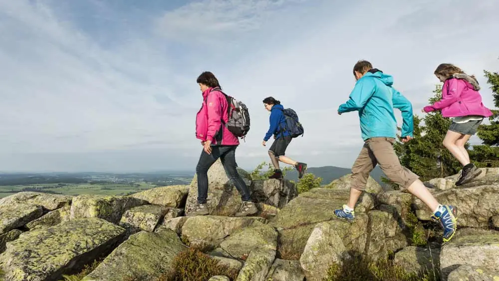 Wanderer auf Granitblockhalden am Höhenweg