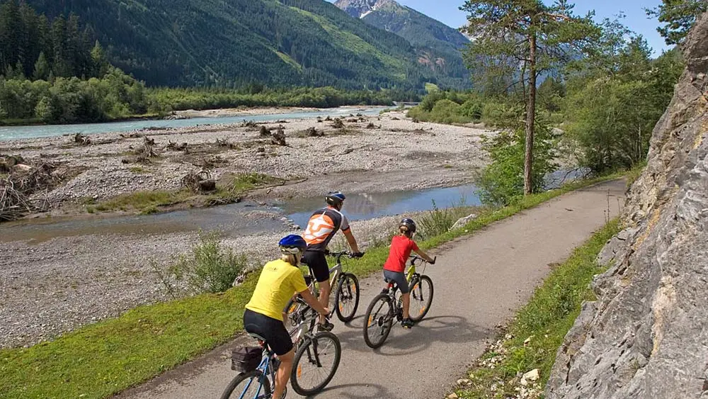 Mountainbiker an einer Lech-Kiesbank am Lechtaler Radwanderweg
