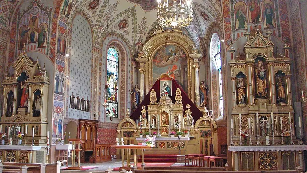 Der reich bemalte Innenraum der Pfarrkirche Hl. Martin in Häselgehr