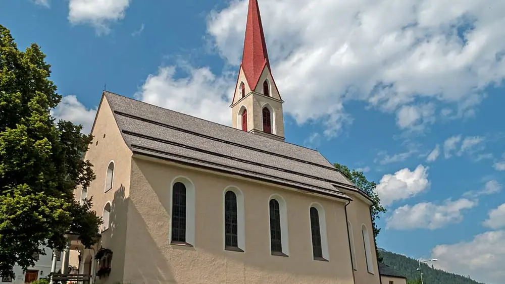 Blick auf die Fassade der Pfarrkirche Hl. Martin in Häselgehr