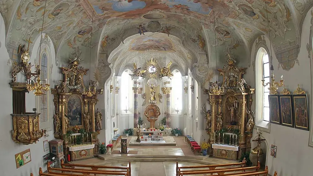 Innenraum der Pfarrkirche Sankt Nikolaus in Elbigenalp