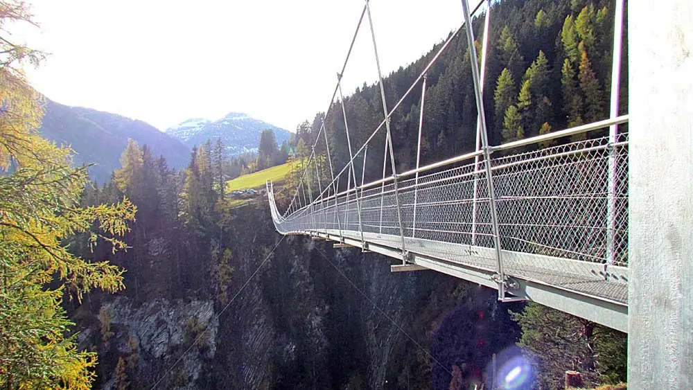 Blick auf die 110 m hohe Fußgängerhängebrücke bei Holzgau