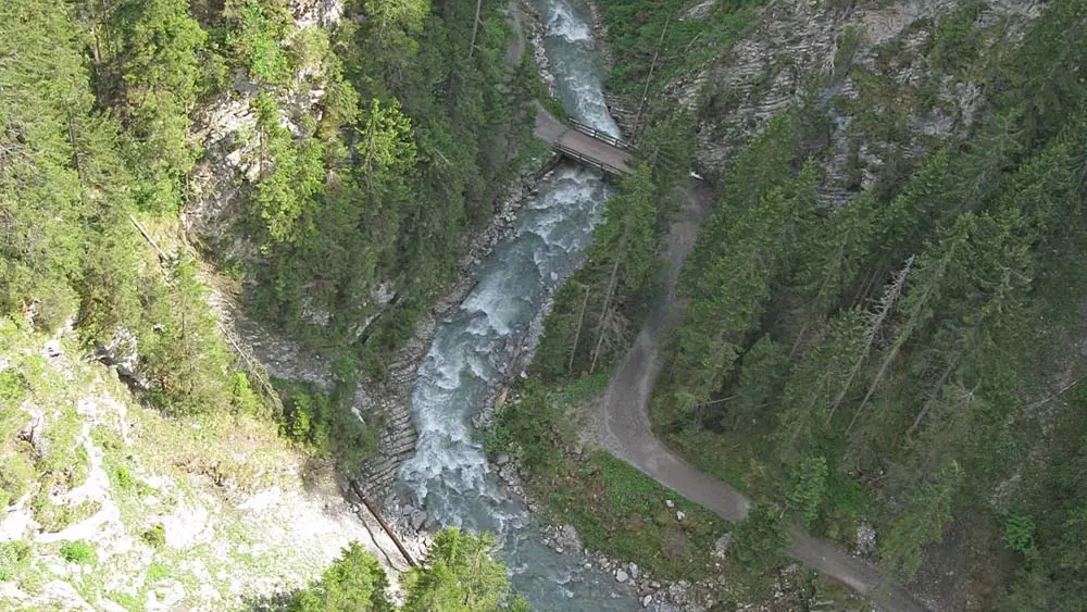 Blick von der Hängebrücke Holzgau in die Höhenbachtalschlucht