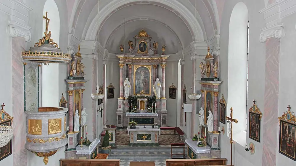 Blick in den Altarraum der Pfarrkirche St. Helena in Nussdorf-Debant