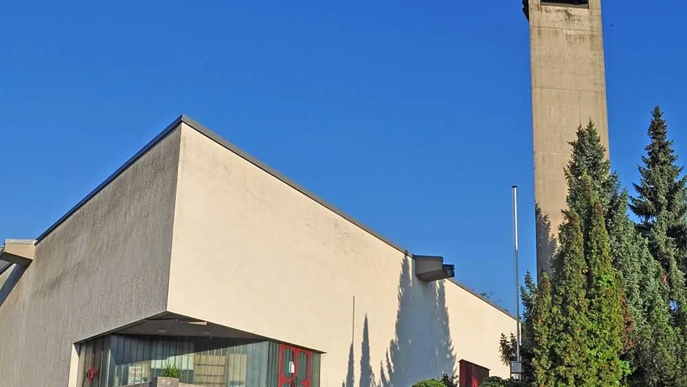 Blick auf die dreieckig angelegte Pfarrkirche Debant