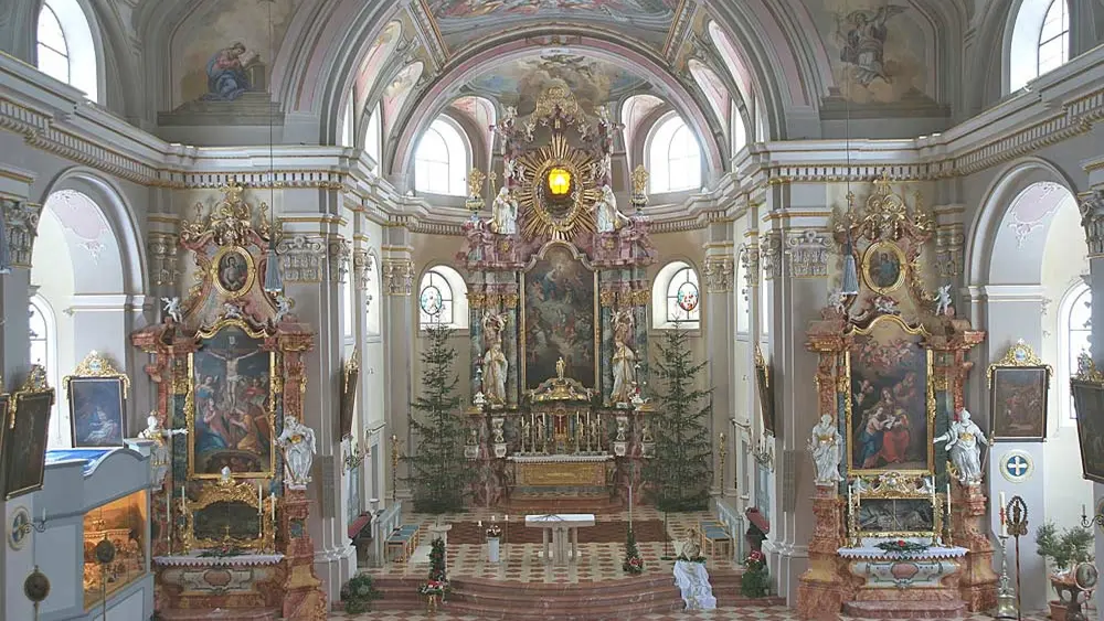 Blick in den Innenraum von St. Nikolaus in Tannheim