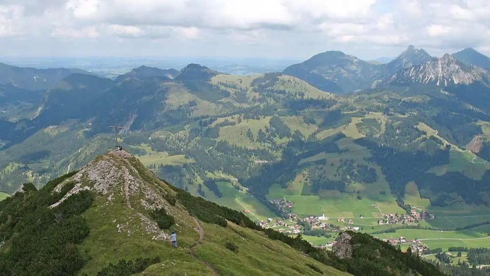 Spitze des Wannenjochs mit den Tannheimer Bergen im Hintergrund