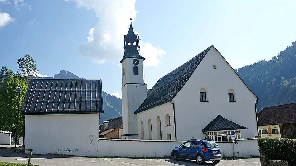 Die katholische Pfarrkirche Unsere Liebe Frau Mariä Himmelfahrt in Nesselwängle