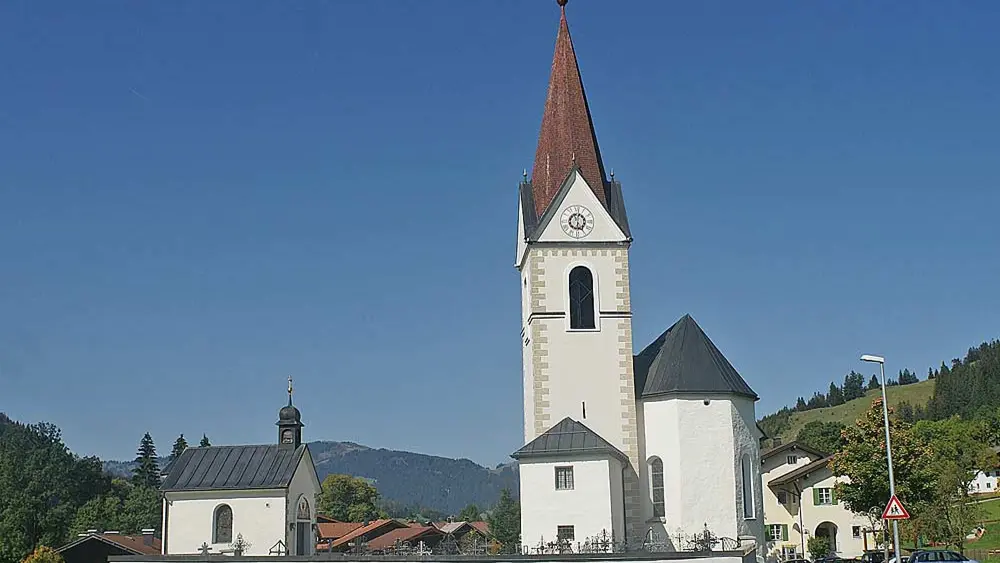 Pfarrkirche Hl. Wolfgang mit Friedhof und Kriegerkapelle in Schattwald