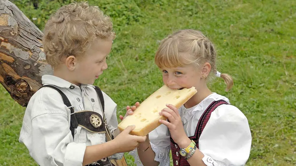 Kinder beim Käse essen in der Wildschönau