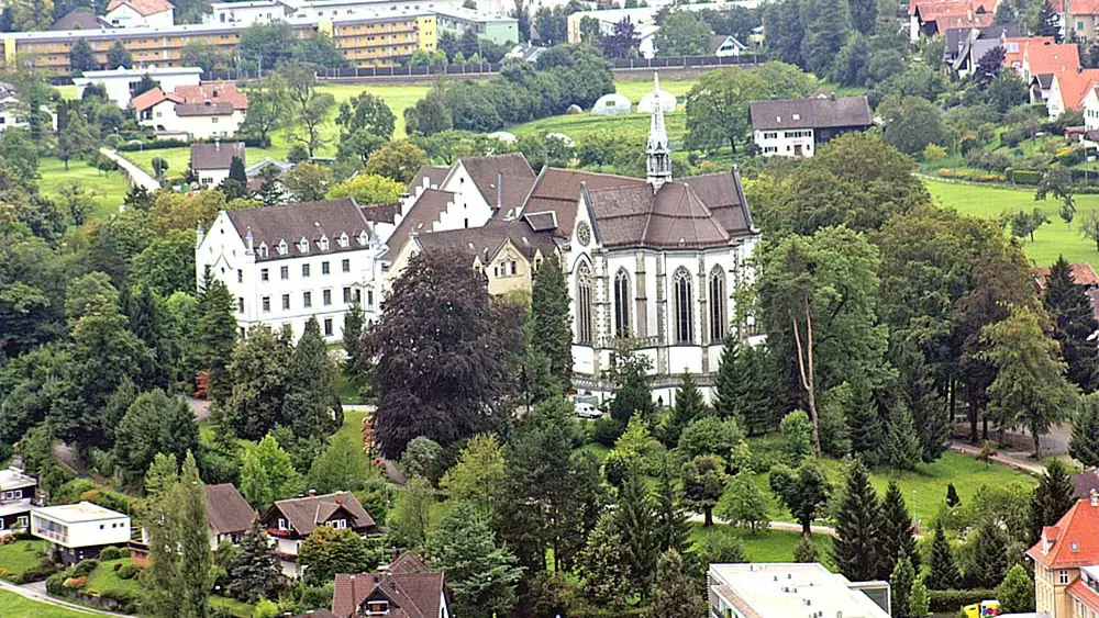 Blick vom Gebhardsberg auf das Kloster Sacré Coeur Riedenburg in Bregenz