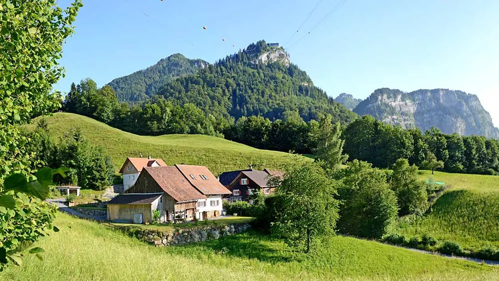Blick auf den Karren und die Bergstation der Karrenseilbahn