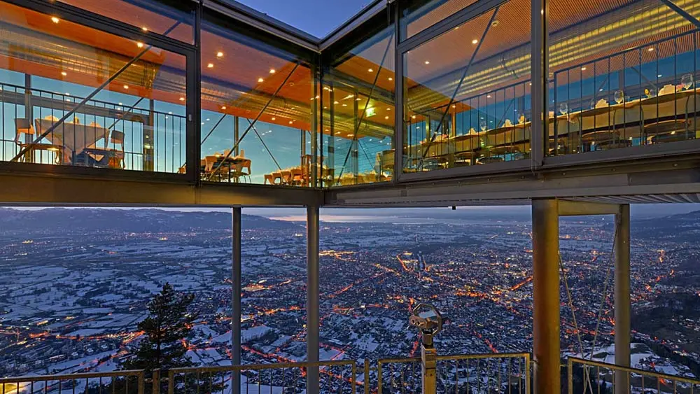 Bergstation der Karrenseilbahn mit dem Panoramarestaurant