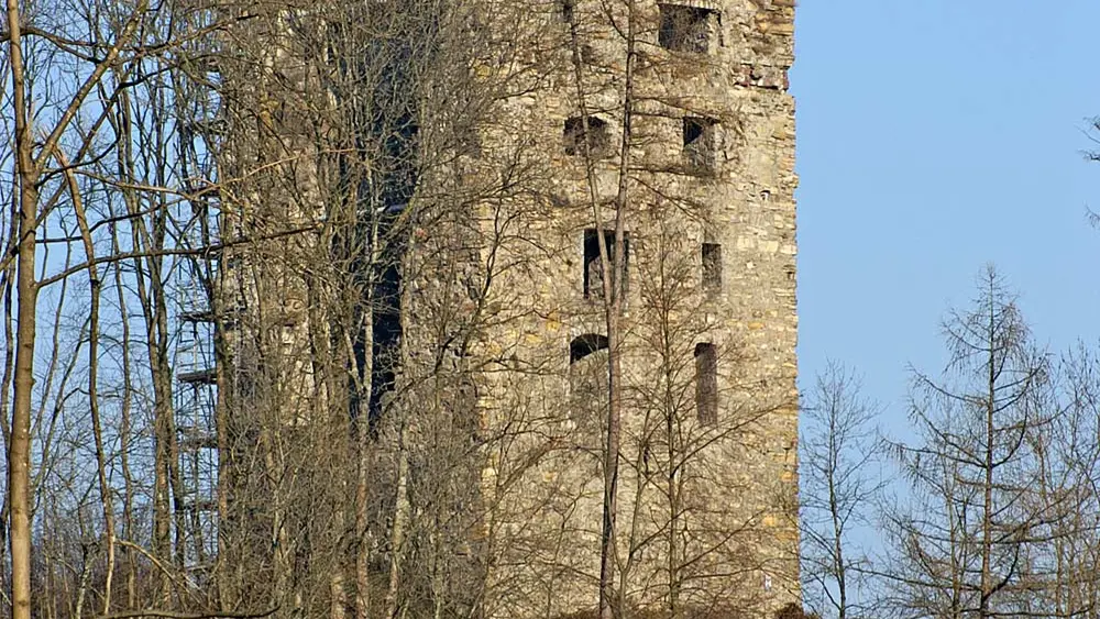 Bergfried der Burgruine Neu-Montfort in Götzis