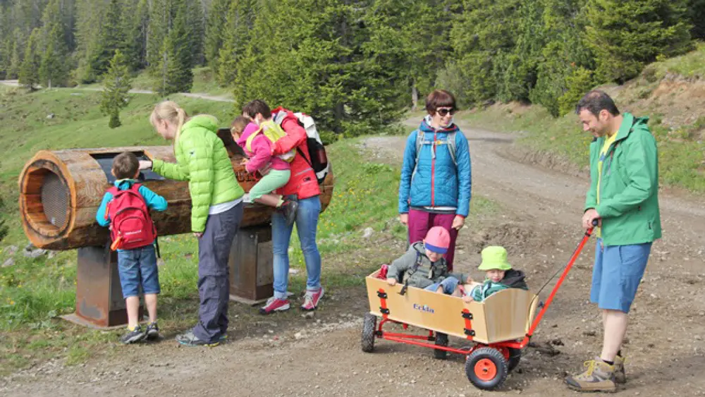 Familie auf dem Natursprünge-Weg im Brandnertal
