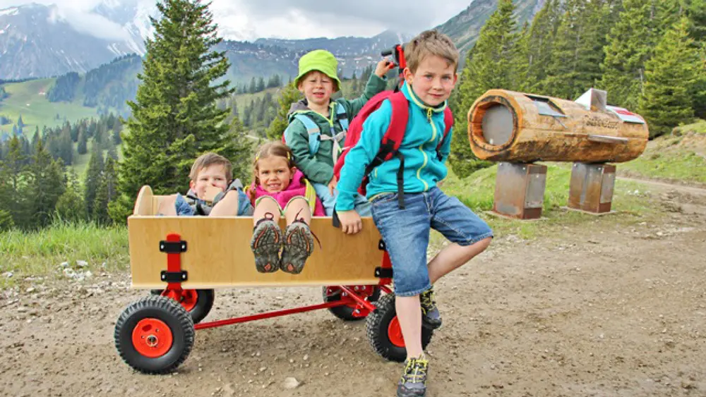 Kinder auf dem Natursprünge-Weg im Brandnertal