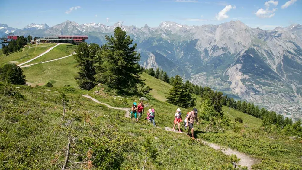Familie auf dem Panoramaweg Nendaz