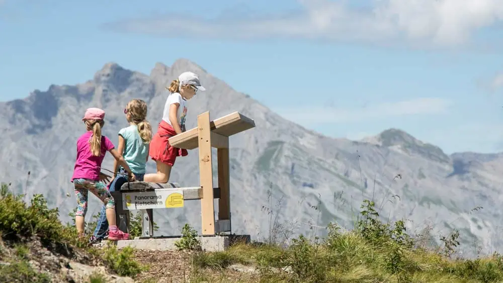 Drei Mädchen an einer Schautafel am Panoramaweg Nendaz