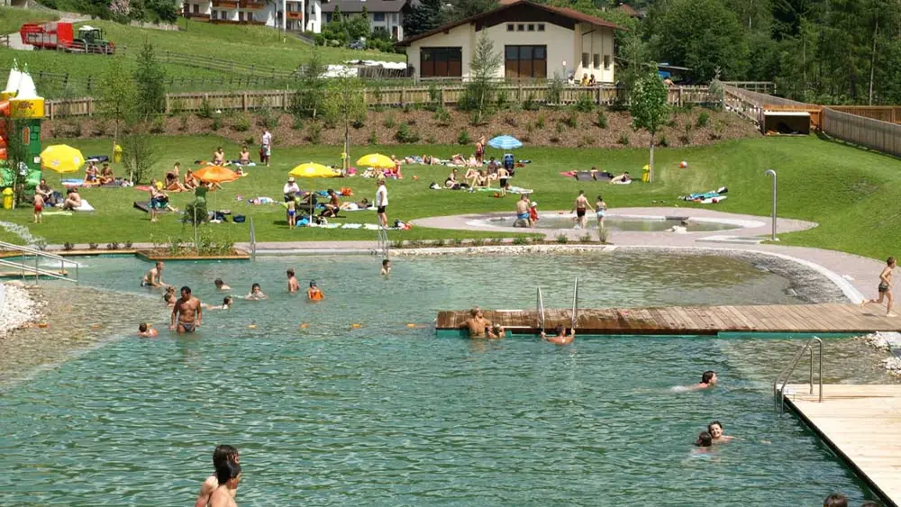 Nichtschwimmer- und Schwimmerbereich mit Liegewiese am Toblacher Naturbadesee