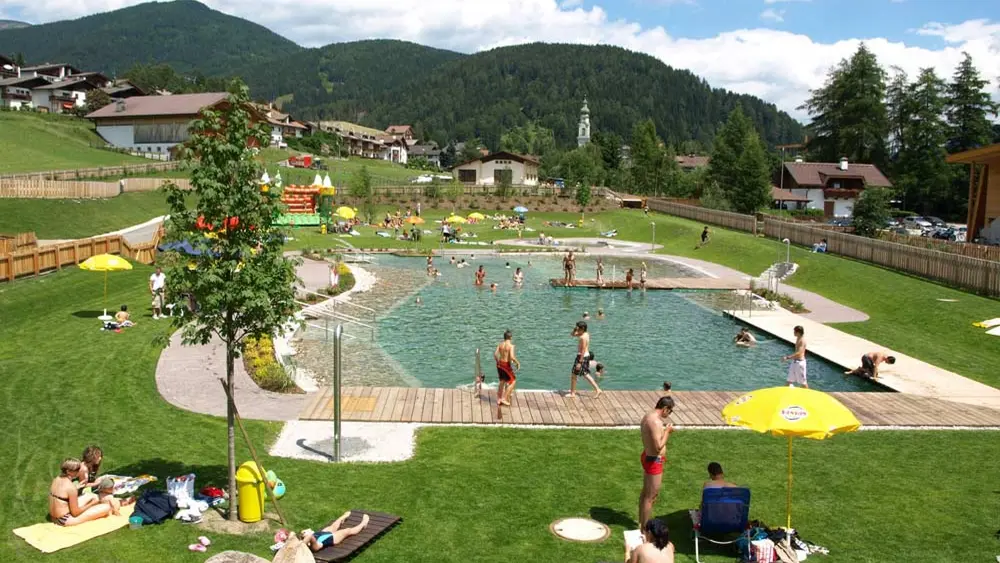 Blick auf die Liegewiese und den Toblacher Naturbadesee