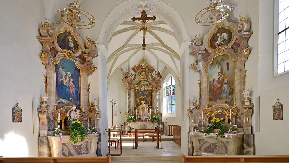 Blick in den Altarraum der Pfarrkirche St. Viktor in Viktorsberg