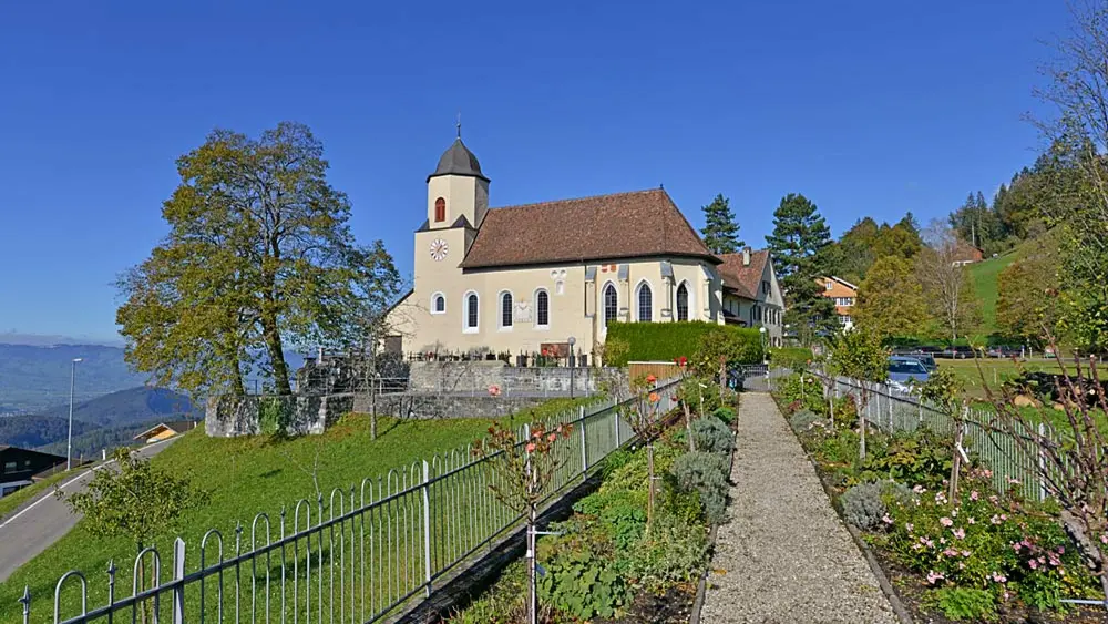 Blick auf den Klostergarten und die Pfarrkirche St. Viktor in Viktorsberg