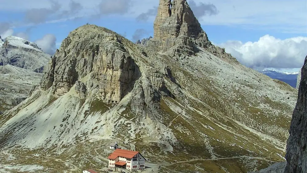 Blick auf die Dreizinnenhütte inmitten der Dolomiten