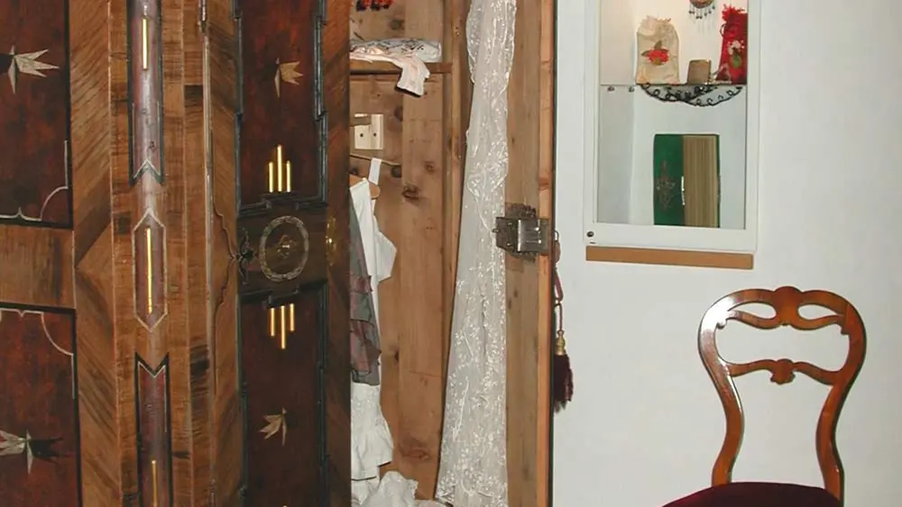 Geöffneter Gästezimmerschrank im Fremdenverkehrsmuseum Niederdorf
