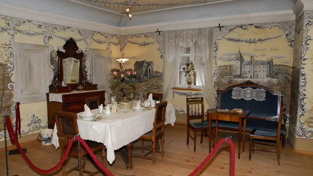 Gaststube mit gedecktem Tisch, Sideboard und Sitzecke im Fremdenverkehrsmuseum Niederdorf