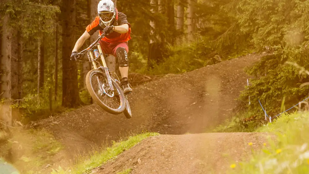 Sprünge im Bikepark Brandnertal