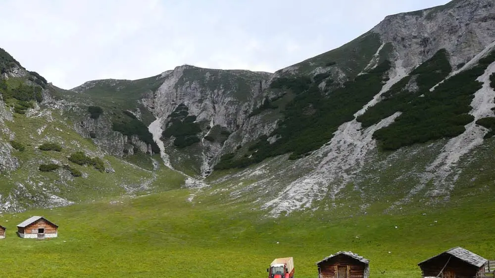 Almhütten vor den Bergen des Naturparks Fanes-Sennes-Prags