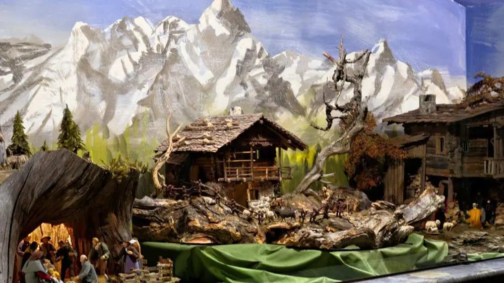 Drei Krippen vor einem Berghintergrund in der Krippenausstellung Anton Stabinger in Sexten