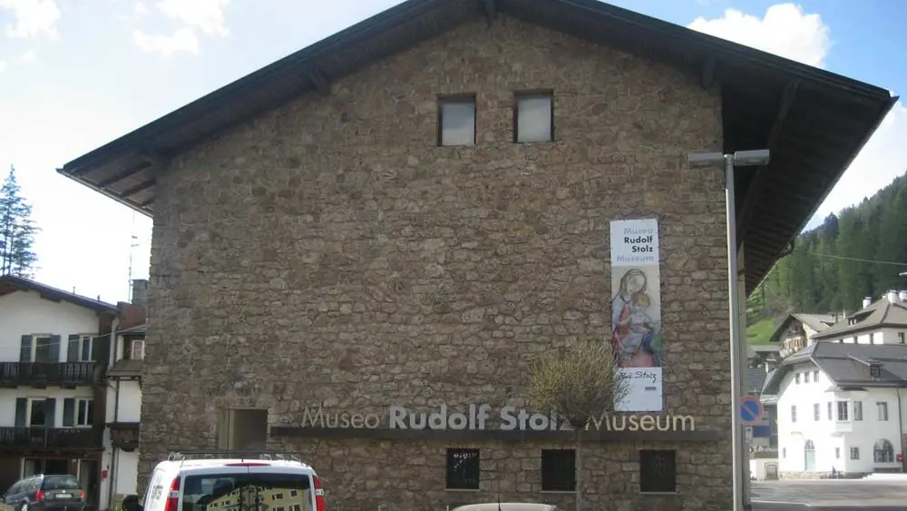 Außenansicht des Rudolf Stolz Museums in Sexten
