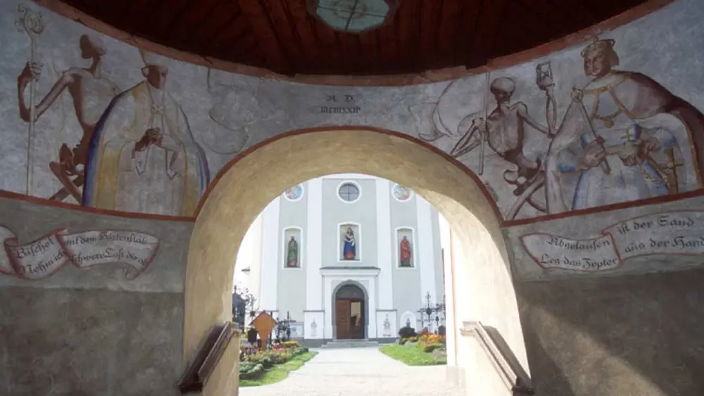 Totentanz von Rudolf Stolz am Eingang des Friedhofs in Sexten