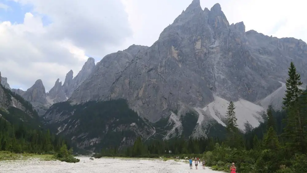 Wanderer im Fischleintal mit den Dolomiten im Hintergrund