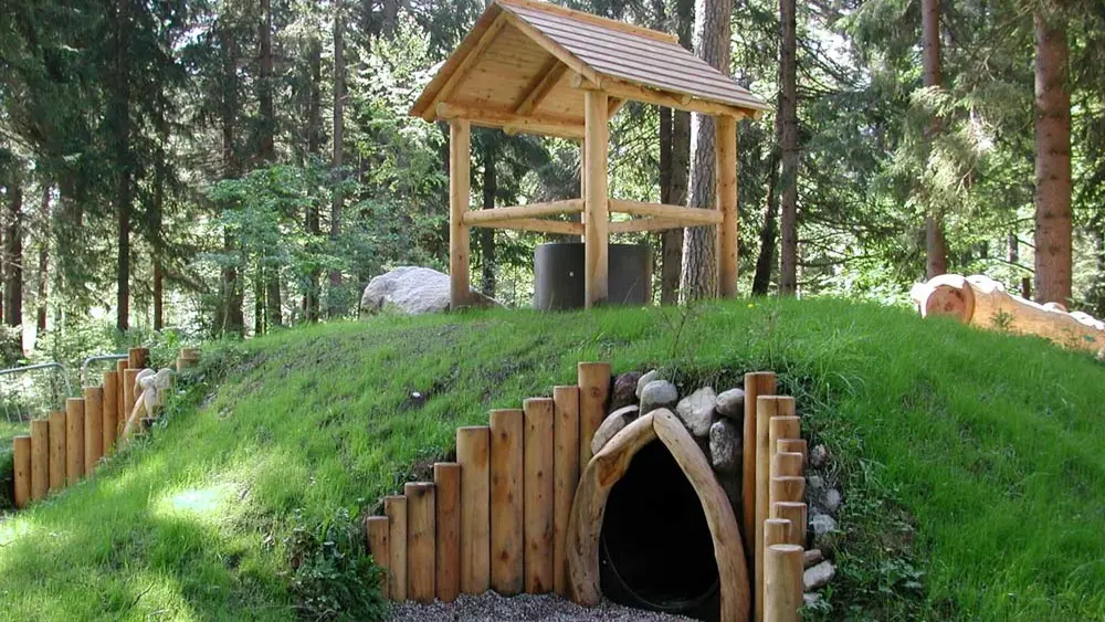 Kriechhöhle im Adventureland des Kurparka Niederdorf