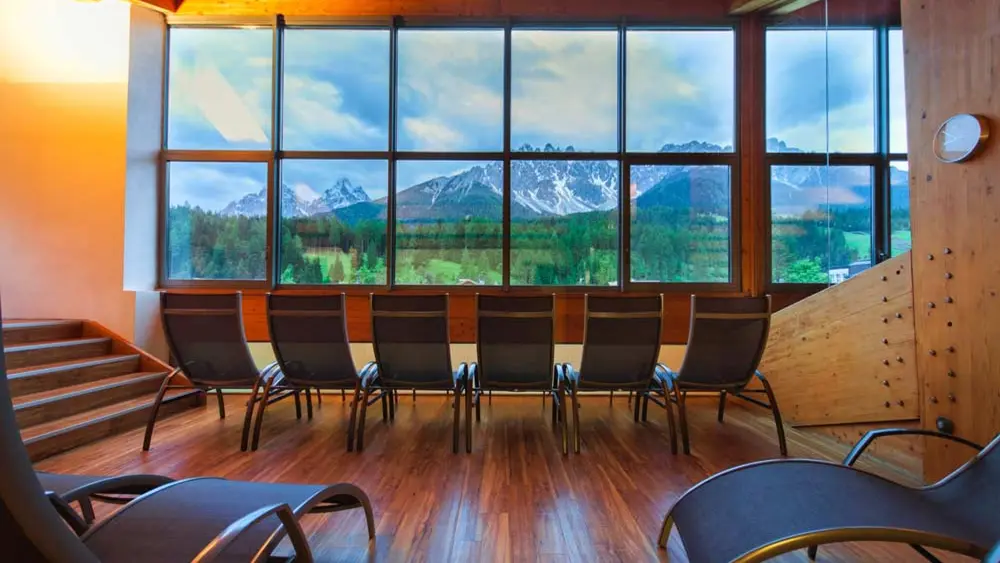 Liegen vor dem Panoramafenster im Sauna-Ruheraum des Acquafun Alpin-Erlebnisbads Innichen