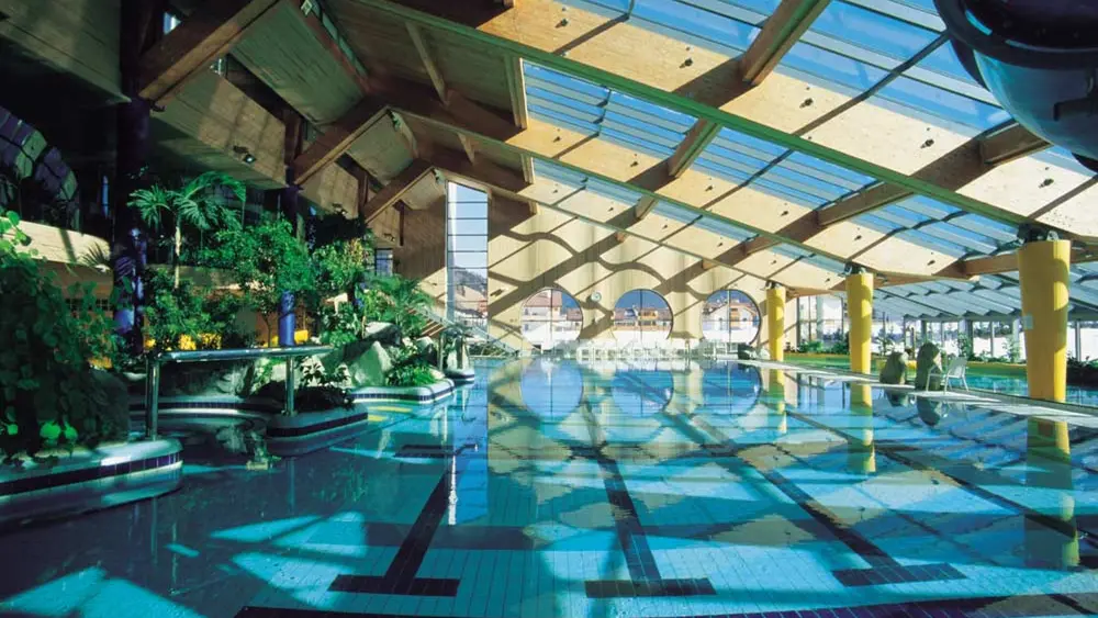 Schwimmerbecken mit Panoramadach im Acquafun Alpin-Erlebnisbad Innichen