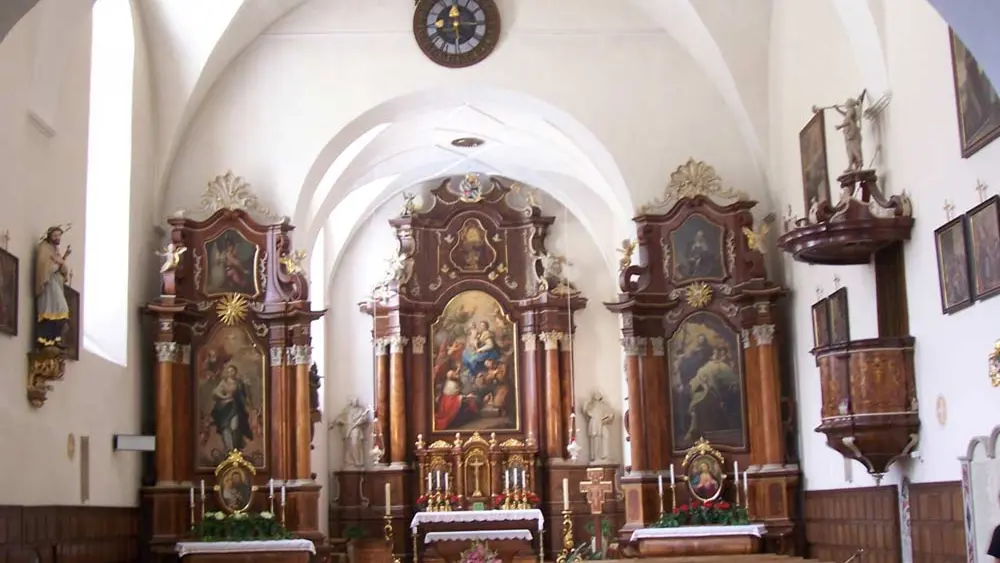 Blick auf das Altar im Inneren der Franziskanerkirche Innichen