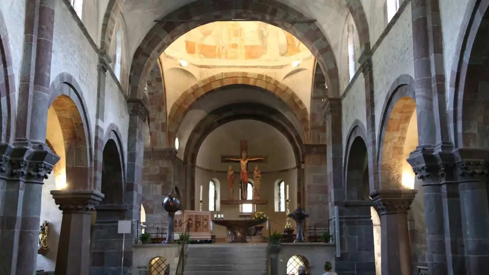 Der Altar im Innenraum der Stiftskirche Innichen